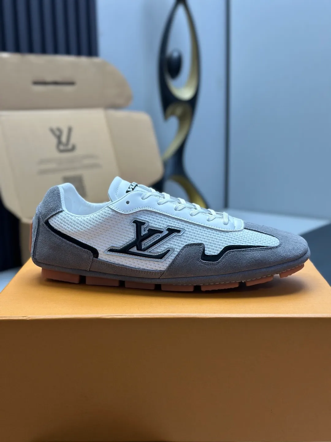 👟👟Ex-factory price 680👟👟 (Top version fully packaged) LV Louis Vuitton L Family Donkey Brand Latest Rally Series Mesh Casual Sports Shoes Doudou Shoes Original purchase, development and production This LV Rally sports shoe is made of suede cow leather and mesh fabric, and a rubber pad outsole is incorporated into the driving shoe configuration, making it a modern choice that is both comfortable and light. The LV letters on the side, the handwritten Louis Vuitton logo on the rear, and the Vuitton logo on the tongue and outsole jointly brand the brand mark. Exquisite packaging at the delivery counter🛍📦 ▪️Fabric: Original customized imported mesh + cowhide ▪️Inner lining: Original customized breathable mesh lining ▪️Outsole: Original molded anti-slip rubber material ▪️Sole thickness: 2CM ▪️Size: Men's 39-45